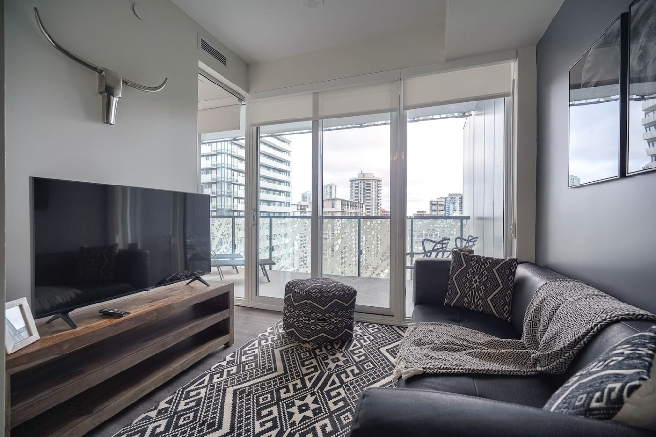Toronto – 2 Bedrooms Apartment