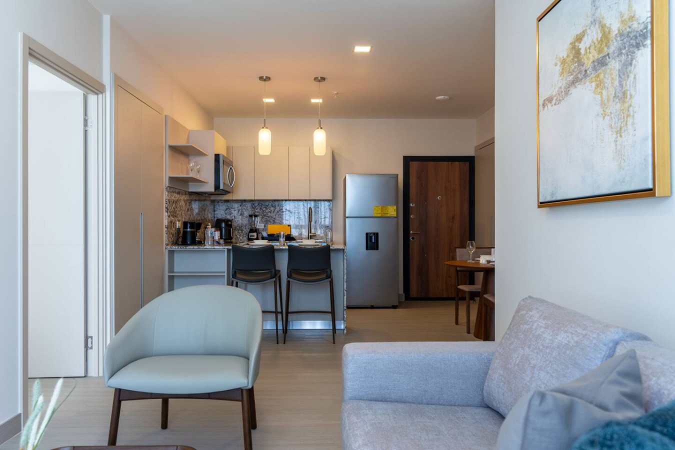 Bright 2-Bedroom Overlooking the Sea and Greenery