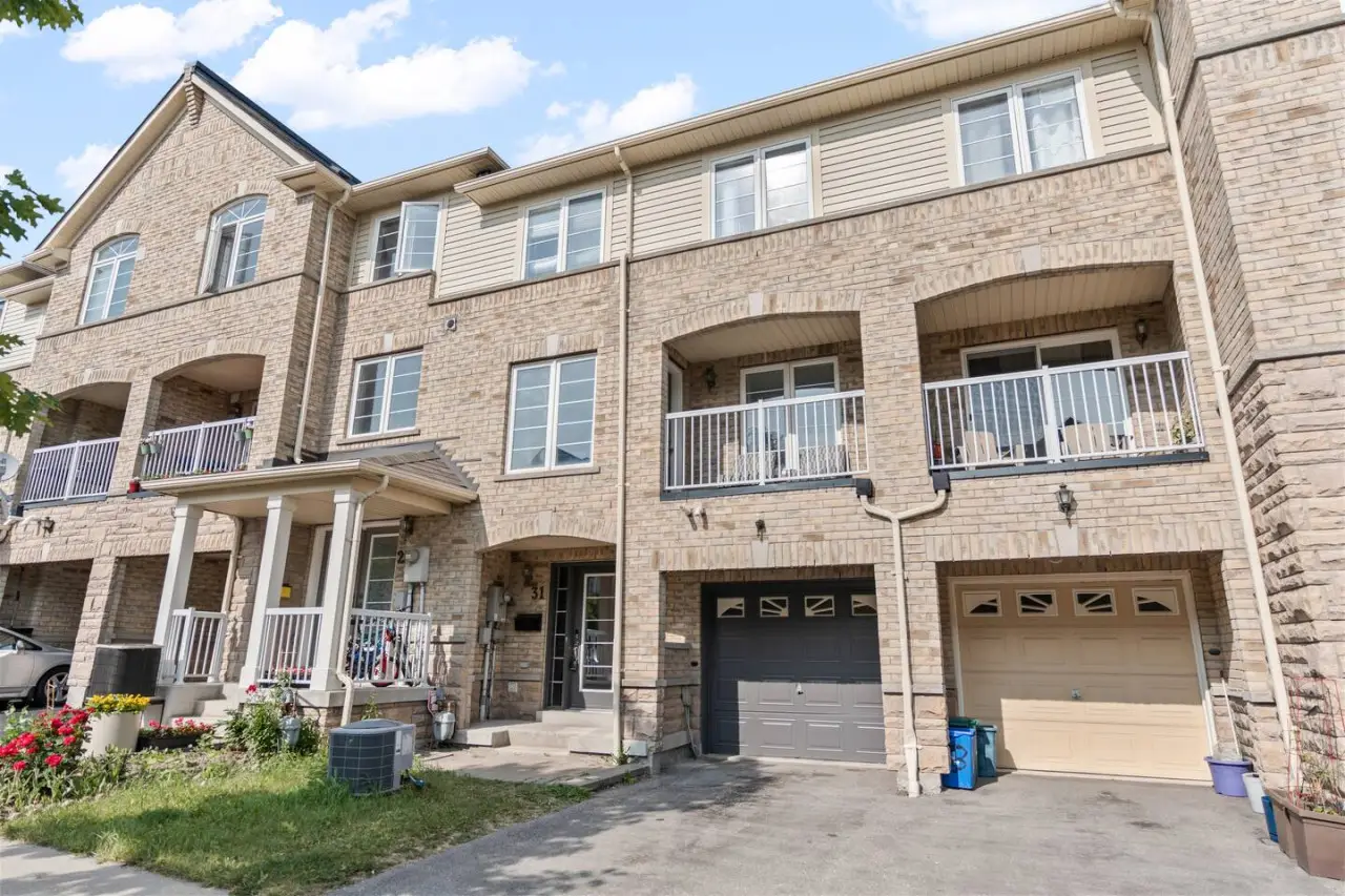 Contemporary 3BR Townhouse in Ajax