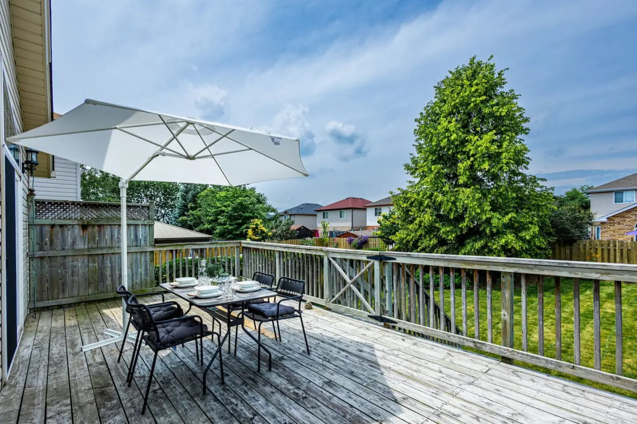 High-Ceiling Home & Relaxing Patio in Waterloo