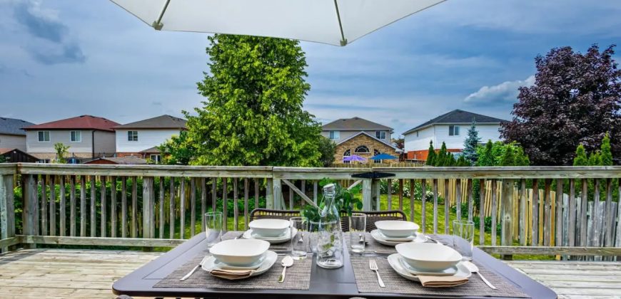 High-Ceiling Home & Relaxing Patio in Waterloo