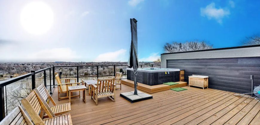 Luxurious Waterfront Condo